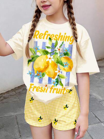 SHEIN Conjunto de camiseta de manga corta y pantalones cortos de 2 piezas con estilo minimalista casual para niña joven, con estampados de árbol de limón retro en crema, cuadros amarillos frescos y estilo campestre de vacaciones, adecuado para el verano
