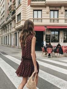 Nöista 佩斯利花纹亮面露背迷你连衣裙，褶皱裙摆，搭配同款围巾。适合春季、夏季和复活节穿着。 - 棕色 - 查看 2