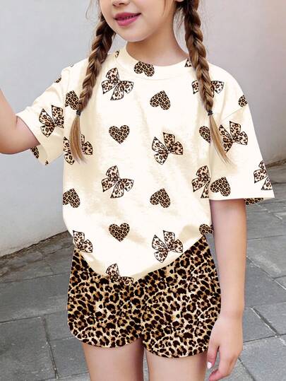 SHEIN Bộ đồ 2 mảnh gồm áo thun ngắn tay và quần short màu trắng kem phối nơ họa tiết da báo cổ điển, họa tiết trái tim dễ thương, thích hợp cho bé gái mùa hè.