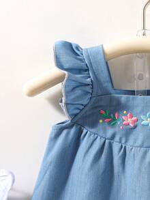 SHEIN 2件組新生兒女嬰花卉刺繡荷葉邊飾藍色上衣搭配澎澎短褲 夏日可愛水藍色拍照套裝 0-12個月 - 藍色 - 查看 6