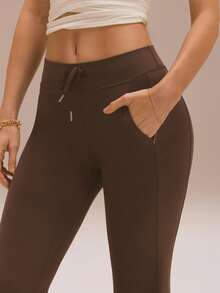 GLOWMODE 31英寸 FeatherFit™ Endorphin Glow 柔滑弹力吸汗斜插口袋低腰抽绳喇叭紧身裤，适合低冲击瑜伽、普拉提、日常运动穿着 - 棕色 - 查看 5