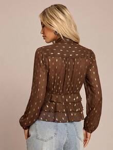 Glamine 女士法式休闲衬衫，饰有金属金色叶子图案，配有可拆卸丝带和层叠荷叶边下摆，适合秋冬季穿着。 - 棕色 - 查看 2