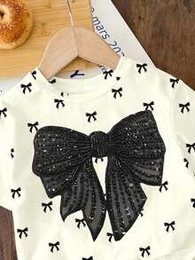 SHEIN 女婴可爱芭蕾舞风格迷你蝴蝶结印花套装，黑色优雅蝴蝶结印花图案，时尚女婴休闲宽松圆领短袖T恤和修身骑行短裤套装，适合春夏穿着 - 彩色 - 查看 4