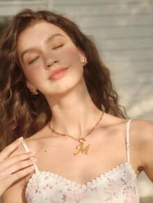 SHEIN MOD 1 pieza Collar con colgante de letra grande minimalista, cadena clásica de acero inoxidable en forma de barra T, para mujer - Amarillo Oro - Ver 2