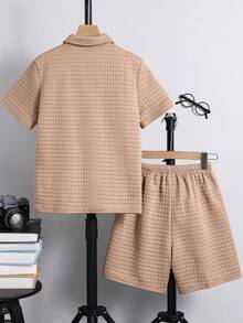 SHEIN Bộ quần áo thể thao dáng rộng, chất liệu vải dệt họa tiết, cổ áo polo, tay ngắn và quần short cho bé trai tuổi teen, thích hợp cho mùa xuân/hè, đi chơi, ngày Valentine, hẹn hò, du lịch, nghỉ lễ, họp mặt gia đình, tựu trường, mùa cưới, tiệc tối trang trọng, thể thao. - Màu Khaki - Xem 2