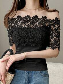 FRIFUL Camiseta Feminina Elegante de Manga Curta com Ombros à Mostra, Splice de Renda e Cor Sólida, Verão - Preto - Visão 5