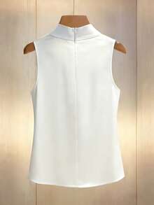 Ellegaria. Áo sơ mi nữ kiểu Pháp thanh lịch bằng satin, cổ xếp ly rỗng, không tay. - trắng - Xem 3