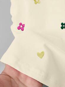 Resyla 女士夏季新款甜美图案T恤，白色底，饰以三叶草、粉色爱心和字母印花，修身腰部设计 - 白色 - 查看 3