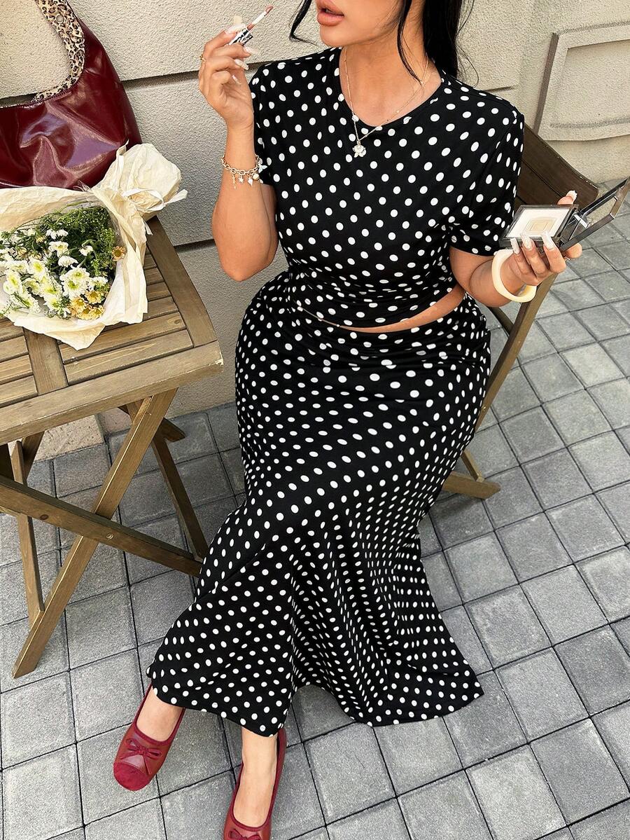 GalTyme Bộ đồ 2 mảnh dành cho nữ cỡ lớn, in chấm bi, cổ tròn, tay ngắn, dáng lửng và chân váy midi, kiểu dáng thường ngày. - Đen và trắng - Xem 1