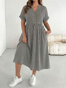 SHEIN Essnce Đầm ngắn tay cổ chữ V kẻ sọc dáng rộng mùa hè cỡ lớn - Nhiều màu - Xem 5