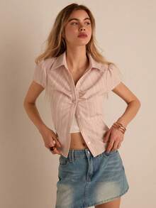 Easelle Camisa Plissada de Manga Curta com Listras e Botão Único para Mulheres, na Cor Rosa - Rosa chiclete - Visão 7