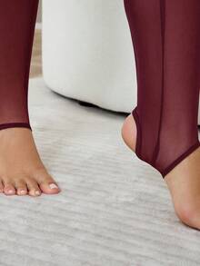 SHEIN CURVE+ 大码女装/秋季女装/冬季女装/冬季女装大码女装，连体袜，黑色大码打底裤，防滑高筒打底裤，黑色网眼拼接打底裤，适合日常休闲穿着，简约时尚，春夏女装，秋季女装，冬季，大码 - 酒紅色 - 查看 11