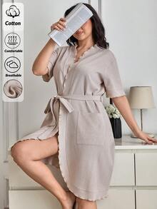 SHEIN Cottnline ثوب نسائي مريح للبيت من القطن المنسوج بتفاصيل الكشكشة والجيب والحزام، بأكمام قصيرة، مقاسات كبيرة - بيج - مشاهدة 1