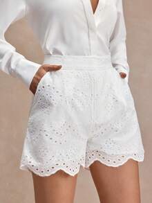 CLARA VERO 镂空刺绣扇形下摆褶裥短裤，修身剪裁，适合夏季度假、休闲外出或海滩穿着，采用100%涤纶无弹刺绣面料制成。 - 白色 - 查看 5