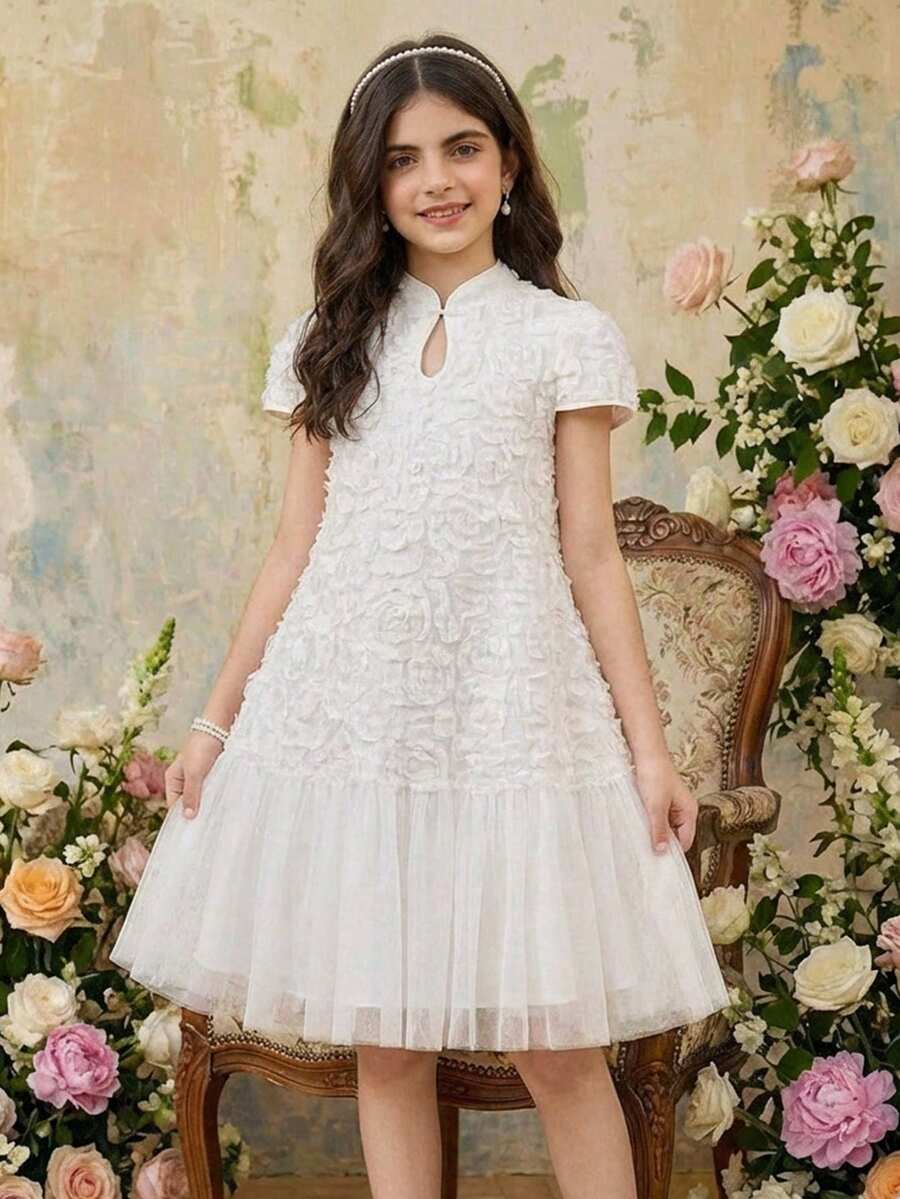 SHEIN Pitira 少女优雅白色立领单肩毛绒毛毛虫纽扣装饰3D花卉网纱拼接短袖A字公主裙 - 白色 - 查看 1