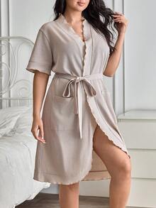 SHEIN Cottnline ثوب نسائي مريح للبيت من القطن المنسوج بتفاصيل الكشكشة والجيب والحزام، بأكمام قصيرة، مقاسات كبيرة - بيج - مشاهدة 4