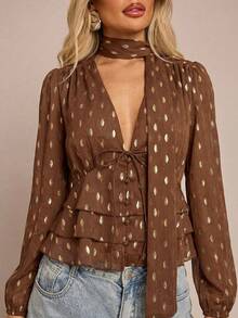 Glamine 女士法式休闲衬衫，饰有金属金色叶子图案，配有可拆卸丝带和层叠荷叶边下摆，适合秋冬季穿着。 - 棕色 - 查看 6