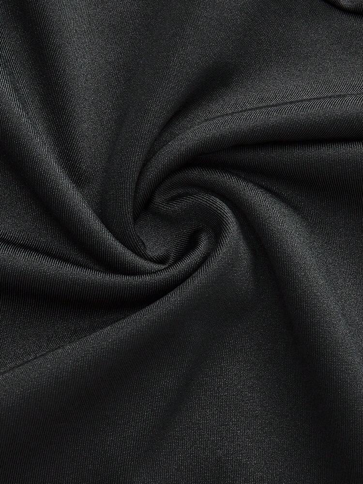 Vestido mini de satén negro con detalle de volante transparente en el hombro descubierto, estilo elegante para fiesta