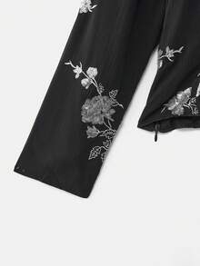 lacRébo 黑色长袖方领上衣，饰有银色金属质感花卉刺绣图案，适合秋冬季穿着。 - 黑色 - 查看 8