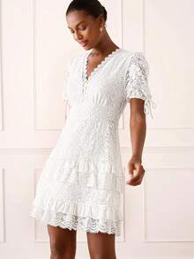 Lilora 女士优雅蕾丝拼接花卉饰边连衣裙，奢华女装，新款女装，休闲高品质连衣裙，蕾丝连衣裙，高端时尚，百搭优雅。适合通勤、日常穿着、休闲外出、派对、约会、聚会、休闲活动、郊游、假日、度假、夏季和假日旅行。白色荷叶边连衣裙，女士蕾丝连衣裙，女士迷你连衣裙，短袖连衣裙，夏季蕾丝连衣裙，女士蕾丝连衣裙，优雅白色蕾丝连衣裙 - 白色 - 查看 3