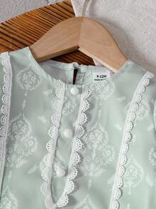 SHEIN Bộ 2 món cho bé gái, áo thun dài tay cổ tròn màu trắng in họa tiết hoa hình học, kết hợp với quần ống rộng cùng họa tiết hoa, viền ren ở cổ tay và gấu quần, kiểu dáng thanh lịch cổ điển, thời trang và đa năng cho mùa hè. - màu xanh lá - Xem 8