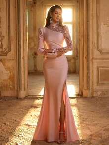 Aureia Sang trọng, quyến rũ và thời thượng, chiếc đầm dệt kim co giãn màu hồng đậm đính sequin và thêu này có cổ đứng nhỏ, tay phồng dài, chất liệu vải mỏng nhẹ với những nếp gấp toàn thân và đường xẻ tà đuôi cá. Phù hợp cho mọi dịp trang trọng, dự đám cưới và những buổi dạ hội cầu kỳ. - Bụi hồng - Xem 2