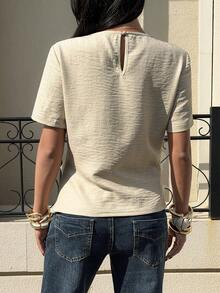 Siren Gaze 春节新款杏色亚麻褶皱不对称下摆短袖女式衬衫 - 杏色 - 查看 2