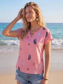 Sylviya Camisa casual de mujer con cuello de ojo de cerradura, manga corta de murciélago y estampado de plumas - Rosado Sandía - Ver 4