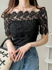 FRIFUL Camiseta Feminina Elegante de Manga Curta com Ombros à Mostra, Splice de Renda e Cor Sólida, Verão - Preto - Visão 6
