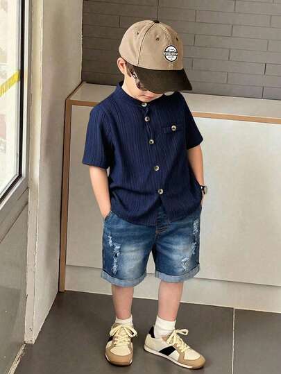 SHEIN Streecool Kids 男童牛仔短裤，夏季新品！时尚休闲，复古牛仔面料，做旧破洞细节设计，打造独特百搭造型。采用优质棉质牛仔布制成，舒适时尚，适合日常穿着、各种活动、休闲度假、音乐节等场合。