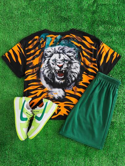 SHEIN 两件套男童舒适宽松圆领火焰老虎图案短袖T恤和黑色短裤套装，适合夏季休闲、运动、度假、派对、上学、时尚街头风格。