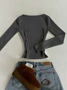 Glimmora 极简时尚灰色方领修身长袖T恤，适合春、夏、秋、冬四季穿着，时尚百搭，是送给兄弟姐妹、姐妹、妈妈或母亲节的理想礼物。休闲简约时尚上衣 - 彩色 - 查看 2