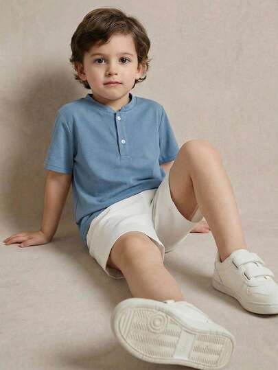 PrepCrw 两件套男童优雅都市学院风藏蓝色Polo衫搭配白色短裤，适合日常休闲穿着、外出、聚会、节日庆典以及春夏季节。