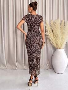 Lavishia 女士豹纹圆领短袖褶裥修身中长连衣裙 - 棕色 - 查看 2