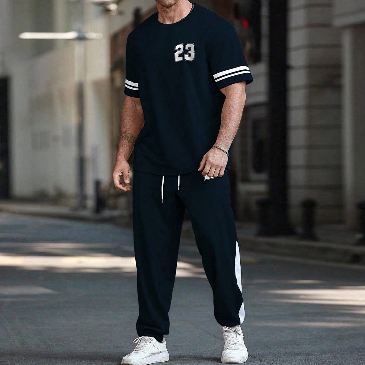 Conjunto de camiseta de manga corta con cuello redondo y estampado numérico, y pantalones casuales con cordón en la cintura para hombres de talla gr