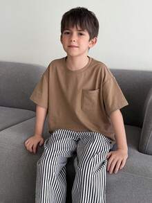 DAZY 男童纯色圆领短袖口袋上衣和条纹裤睡衣套装 - 卡其色 - 查看 1