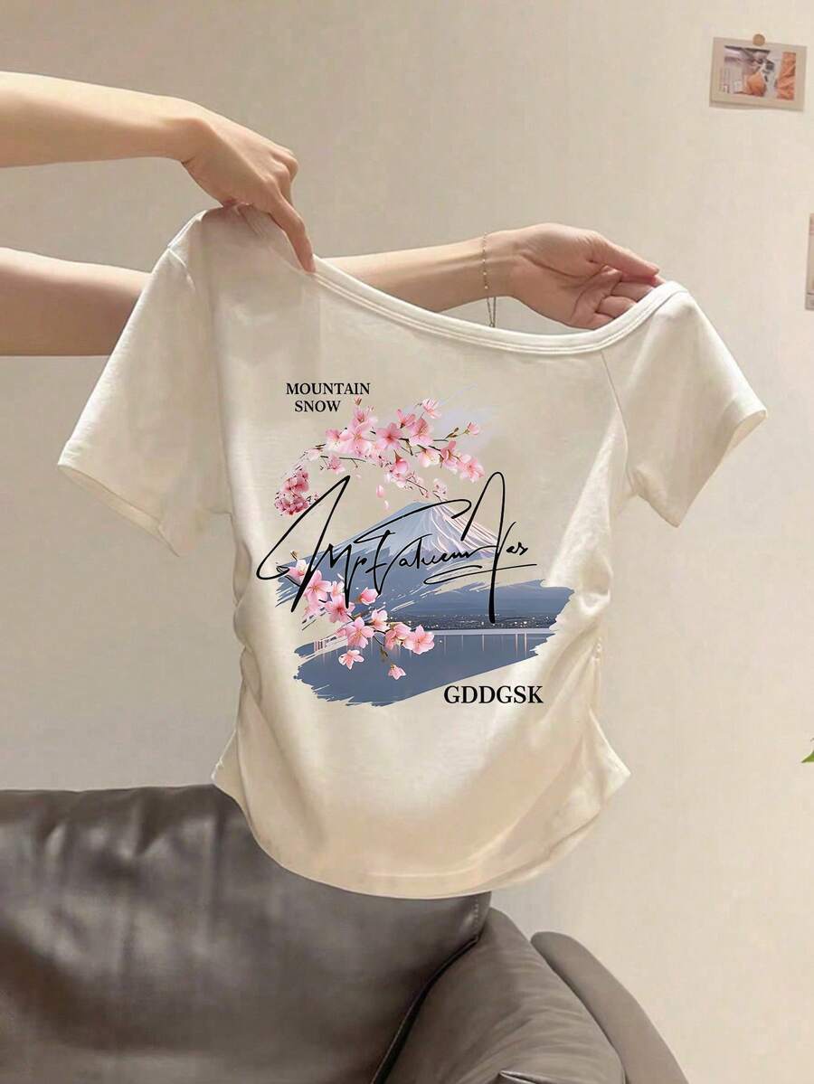 Resyla Camiseta de mujer con estampado de estilo oriental de sakura y paisaje, con cintura fruncida y manga corta descubierta de los hombros - Blanco - Ver 1