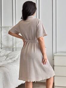 SHEIN Cottnline ثوب نسائي مريح للبيت من القطن المنسوج بتفاصيل الكشكشة والجيب والحزام، بأكمام قصيرة، مقاسات كبيرة - بيج - مشاهدة 2