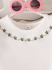 SHEIN Genkimix Kids 春夏新款休闲自然风可爱刺绣花卉短袖T恤搭配格纹迷你裙套装 - 珊瑚粉 - 查看 2