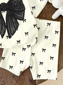 SHEIN 女婴可爱芭蕾舞风格迷你蝴蝶结印花套装，黑色优雅蝴蝶结印花图案，时尚女婴休闲宽松圆领短袖T恤和修身骑行短裤套装，适合春夏穿着 - 彩色 - 查看 5