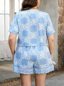 SHEIN LUNE Bộ đồ nữ cỡ lớn in họa tiết kẻ caro cho mùa tựu trường, Áo sơ mi thắt nơ phía trước cho nữ, Trang phục công sở thường ngày cho nữ, Bộ đồ đôi cho nữ dáng cong, Trang phục mùa thu cho nữ, Bộ đồ đôi màu xanh dương phong cách cổ điển cho nữ, Bộ đồ ngắn cho nữ, Bộ đồ ngắn mùa hè cho nữ, Bộ đồ ngắn đôi cho nữ, Bộ đồ ngắn và áo đồng bộ cho nữ, Bộ đồ ngắn đi nghỉ mát màu xanh dương cho nữ, Bộ đồ ngắn đôi cho nữ, Trang phục mùa hè cho nữ, Bộ đồ đôi mùa hè cho nữ, Bộ đồ thường ngày cho nữ, Bộ đồ ngủ mùa hè cho nữ. - Xanh và trắng - Xem 2