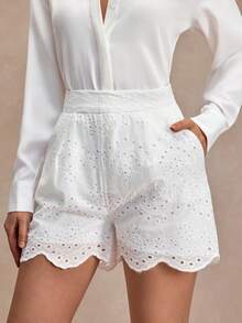 CLARA VERO 镂空刺绣扇形下摆褶裥短裤，修身剪裁，适合夏季度假、休闲外出或海滩穿着，采用100%涤纶无弹刺绣面料制成。 - 白色 - 查看 3