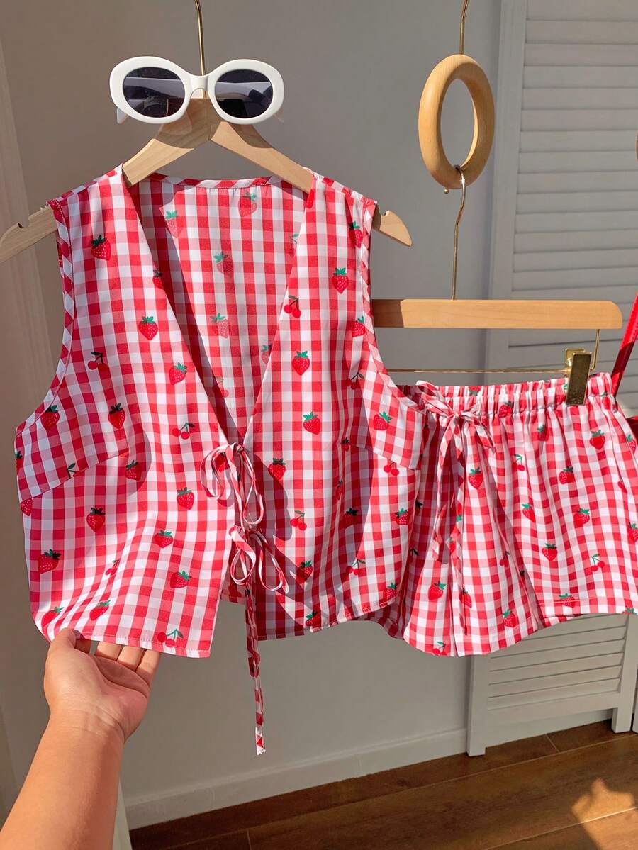 SHEIN EZwear Bộ đồ nữ gồm áo ba lỗ và quần short kẻ caro in hình dâu tây, thích hợp mặc hàng ngày. - Đỏ và trắng - Xem 1