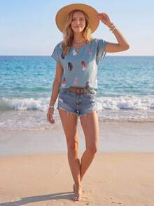 SHEIN LUNE Blusa de verano holgada, casual, con cuello redondo, de manga corta y estampado de plumas en todo el diseño - Neblina azul - Ver 3