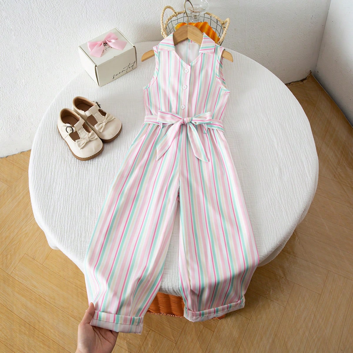 Pantalón de peto informal y versátil para niñas con cuello, botones frontales y cinturón, con aspecto de tela vaquera suave y arrugada, adecuado p