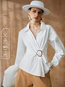 Arave 女士纯棉衬衫，修身腰身，落肩设计，褶裥，饰以大型金属装饰，斜襟。适合日常穿着和通勤。白色衬衫。夏季优雅衬衫 - 白色 - 查看 1