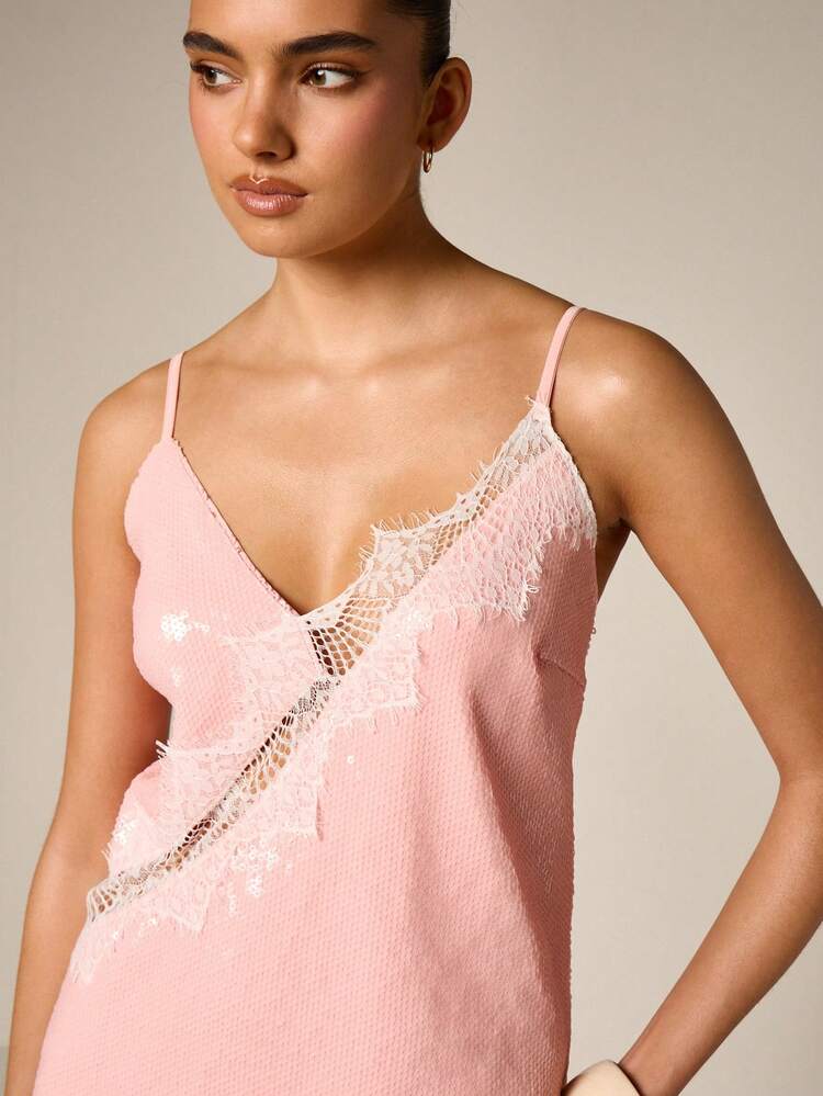 Vestido curto de lantejoulas AiiRZ com detalhes em renda, barra assimétrica, alças finas, decote em V, ideal para festas e eventos noturnos.