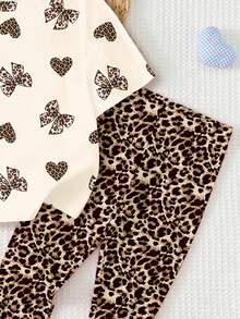 SHEIN 奶油白甜美复古豹纹蝴蝶结，可爱豹纹爱心印花图案，姐妹闺蜜套装，女婴休闲宽松圆领短袖T恤和紧身打底裤套装，适合春夏穿着，可爱夏季童装，夏季外出服，韩版风格，舒适百搭，时尚童装，Y2K风，卡哇伊风，派对装，日常穿搭，度假装，可爱舒适，2026夏季，田园风，周末休闲装，家庭出游装，拍照服装，休闲装，婴幼儿印花T恤套装 - 彩色 - 查看 5