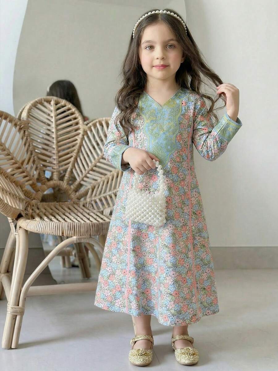 SHEIN 一件V领可爱女童碎花长袖连衣裙，舒适休闲，百搭时尚，适合日常穿着，也适合生日派对、晚宴、演出、婚礼、洗礼、秋冬季室内外活动、日常穿着、运动、聚会、拍照、度假、节日、春秋冬季等场合。 - 彩色 - 查看 1
