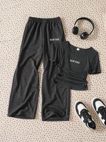 SHEIN 这是一套包含两件单品的套装：一件女童修身圆领短袖针织条纹T恤，T恤正面绣有“NEW YORK”字样；套装还包括一条宽松直筒裤，配有松紧腰带——非常适合女孩在春夏日常休闲穿着。 - 深灰色 - 查看 1
